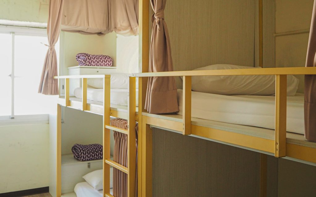 一つの部屋に複数のベッドがある相部屋タイプの寮