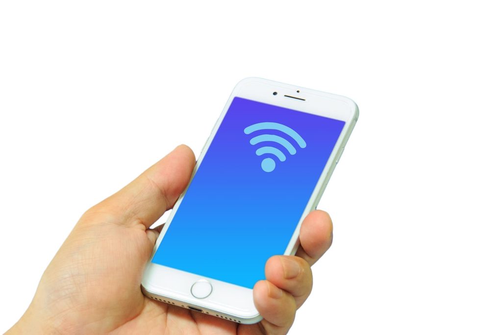 スマホの画面にwifiのマークが映し出されている